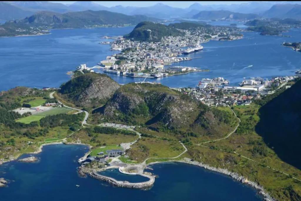 דירות Ålesund Near Brosundet, Newly Refurnished, Free Street Parking מראה חיצוני תמונה